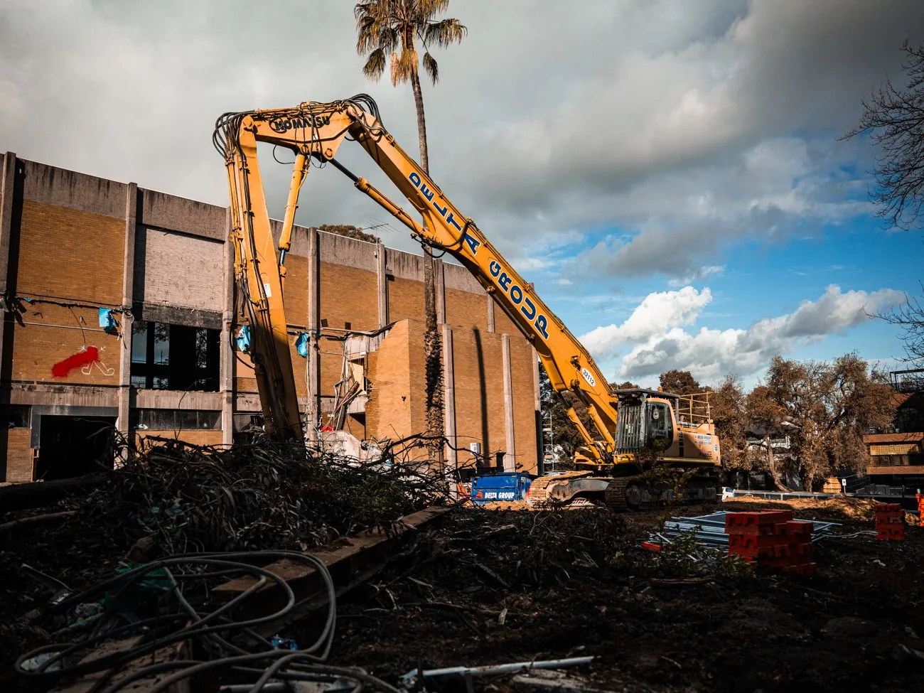 Delta excavator at Scotch Hill Gardens